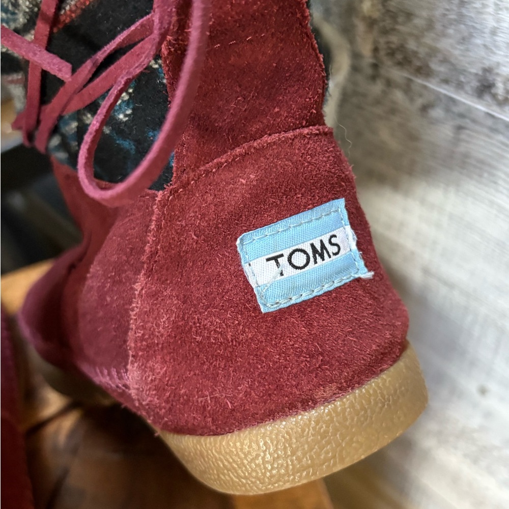 🏷 TOMS | Nepal Suede Boots w/ Faux Fur Lining - Womens 6.5, Red/Black/Blue - Picture 6 of 10
